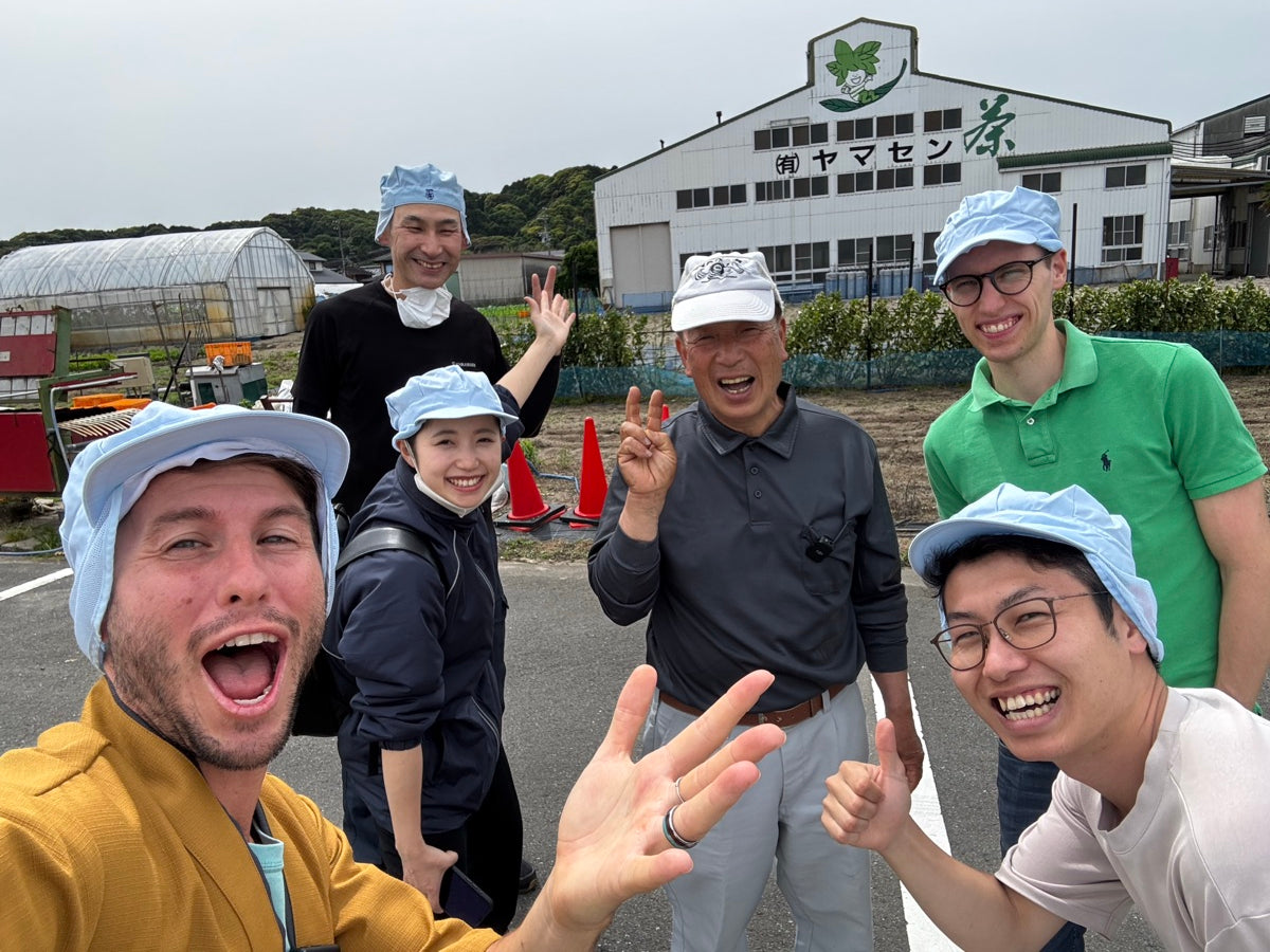 Christian Mauerer with the Ichikawa-en team in front of the YAMASEN factory building, Makinohara Plateau, Shizuoka